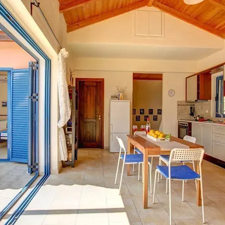 Sleeps 6 Pool Air Con Wifi T604923