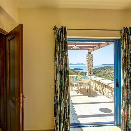 Sleeps 6 Pool Air Con Wifi T604923
