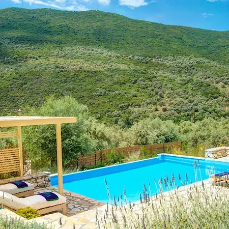 Sleeps 6 Pool Air Con Wifi T604923